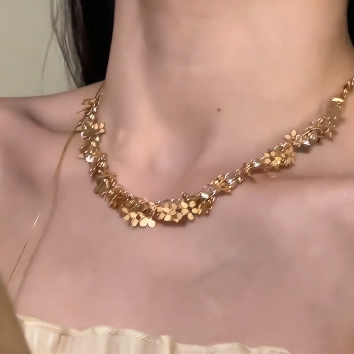 【グッズ】花モチーフネックレス レディース ゴールドカラー 大人上品 個性派 ショートネックレス