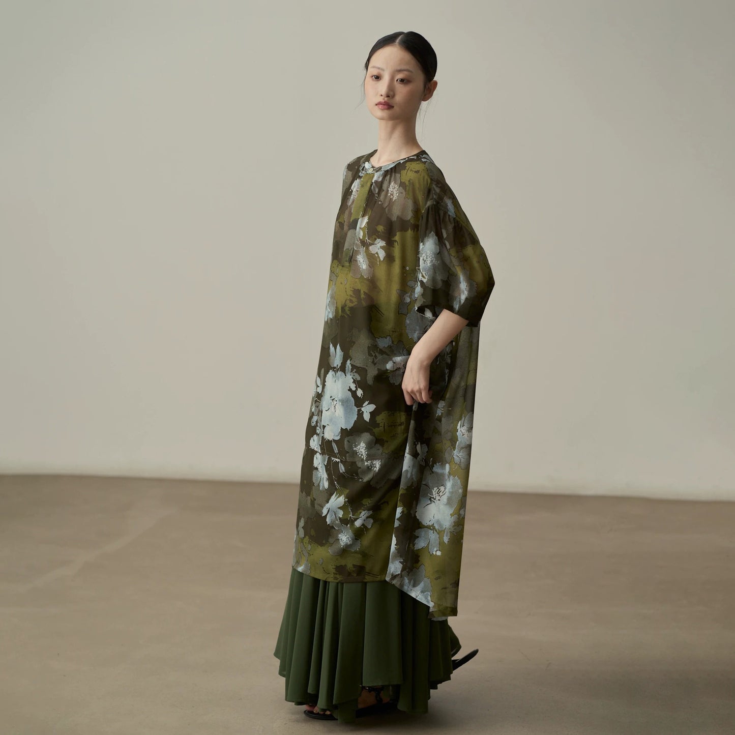 【トップス】シャツ レディース 水墨花柄 シフォン ロングシャツ 長袖 UVカット 羽織り ゆったり【JZシリーズ】【SHシリーズ】【10～15日内発送】