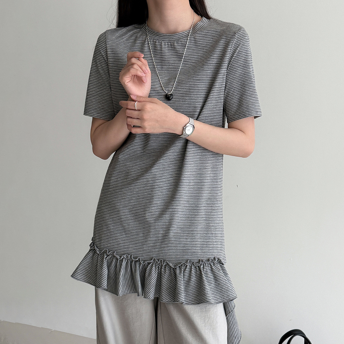 【トップス】韓国風 デザイン感  レディース 2026夏 アシンメトリー フリル裾 ゆったりTシャツ【JZシリーズ】
