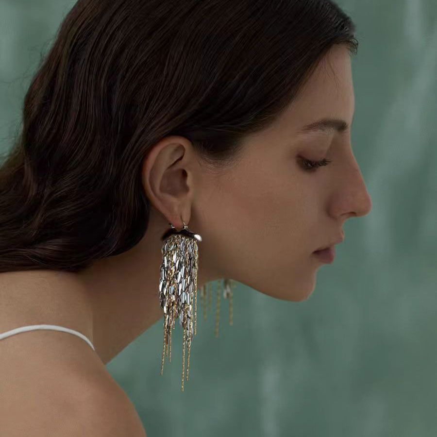 【グッズ】フリンジリーフ 大ぶりイヤリング レディース 個性派 小众デザイン 高級感 おしゃれ ピアス