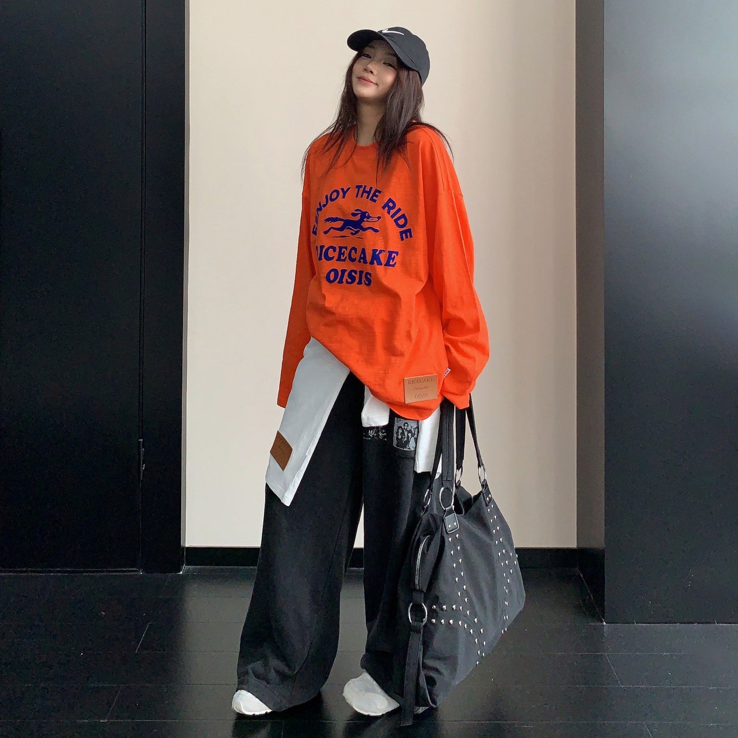 【トップス】カレッジ風ロゴ刺繍風ロンT レディース フロッキープリント ゆったり 古着風トップス 長袖Tシャツ【FCシリーズ】
