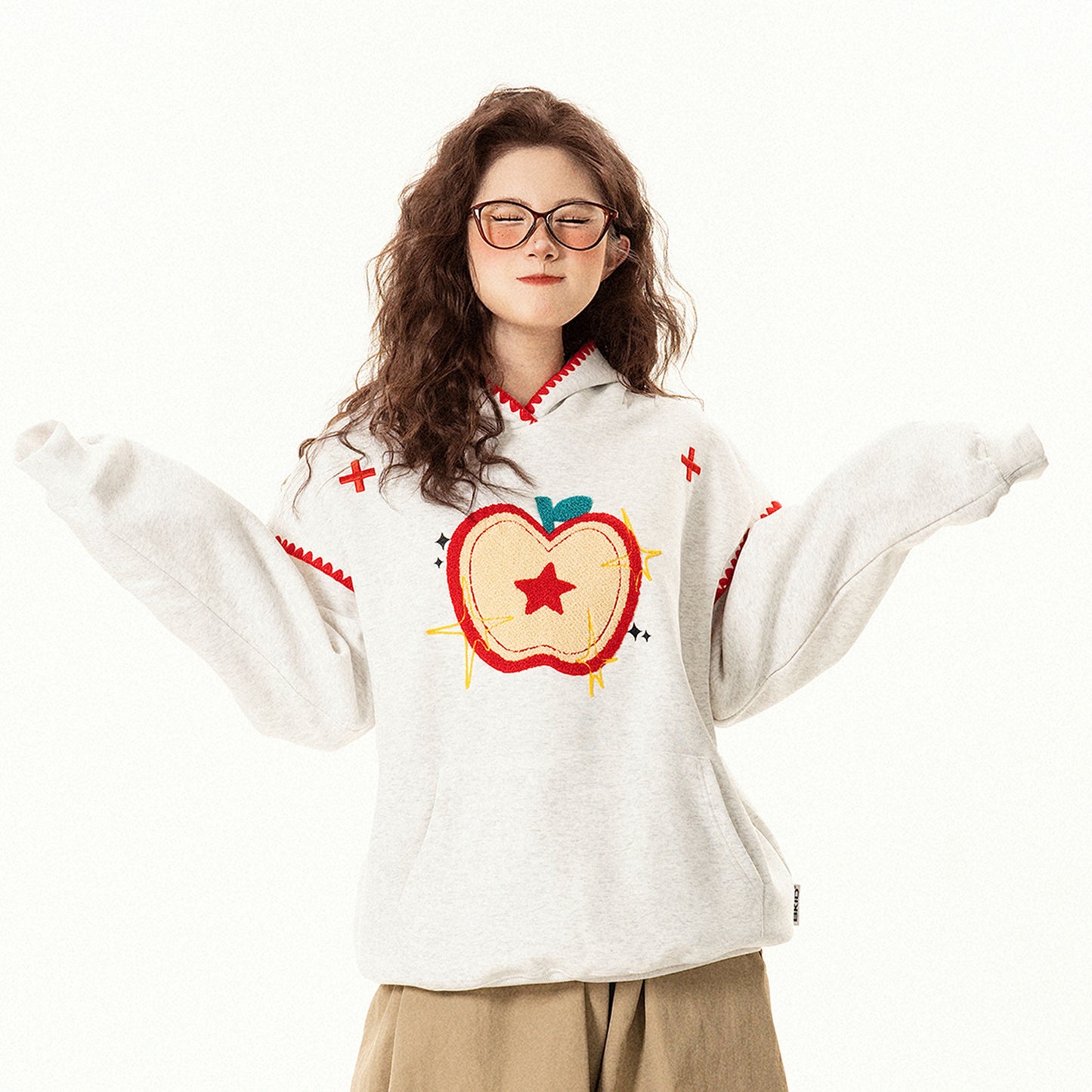 【トップス】ヴィンテージ調 りんごモチーフ刺繍 フードパーカー 秋 男女兼用 ゆったり カジュアル【FCシリーズ】