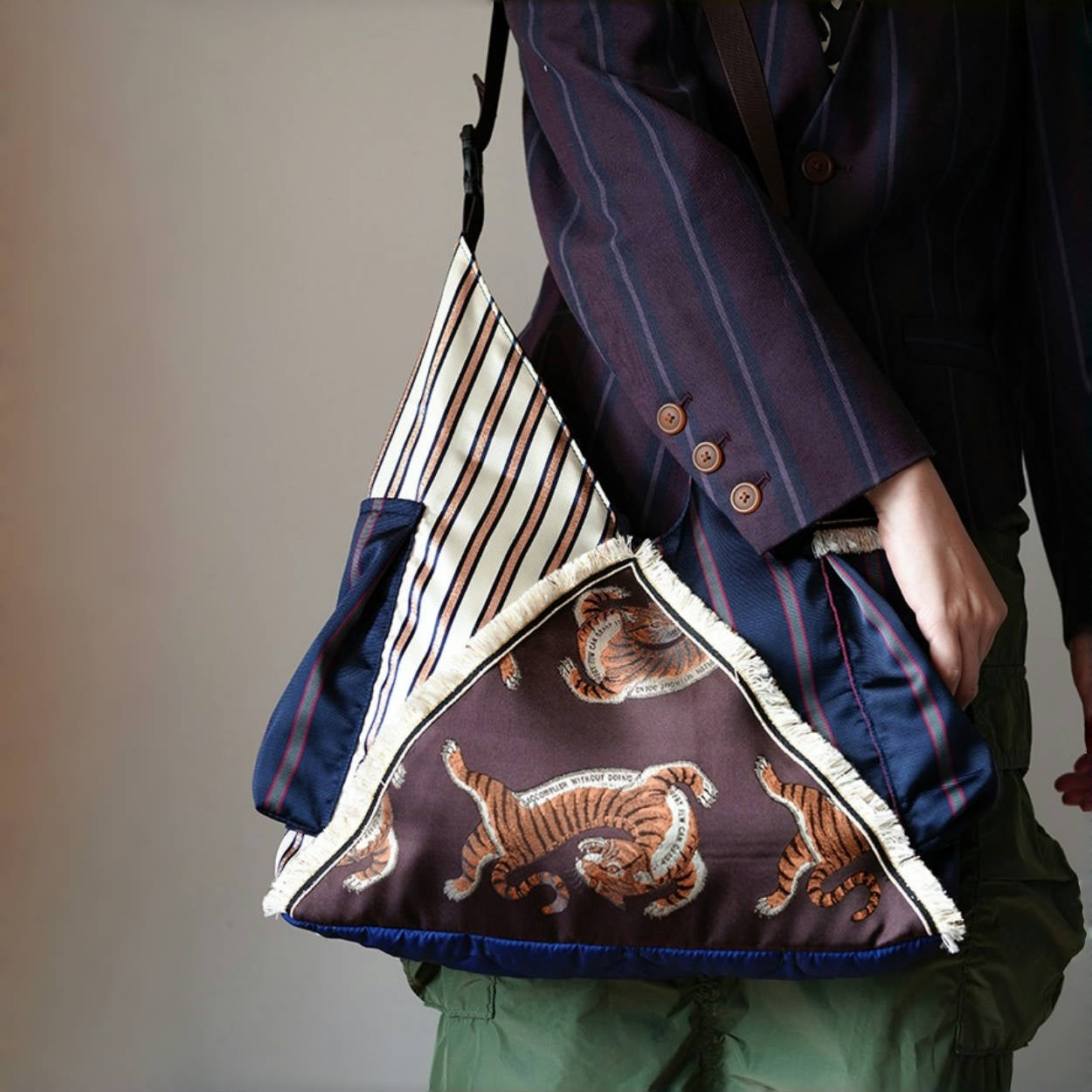 【バッグ】春 秋 夏 冬 ネオ中華風 大容量 斜めがけバッグ  【SHシリーズ】