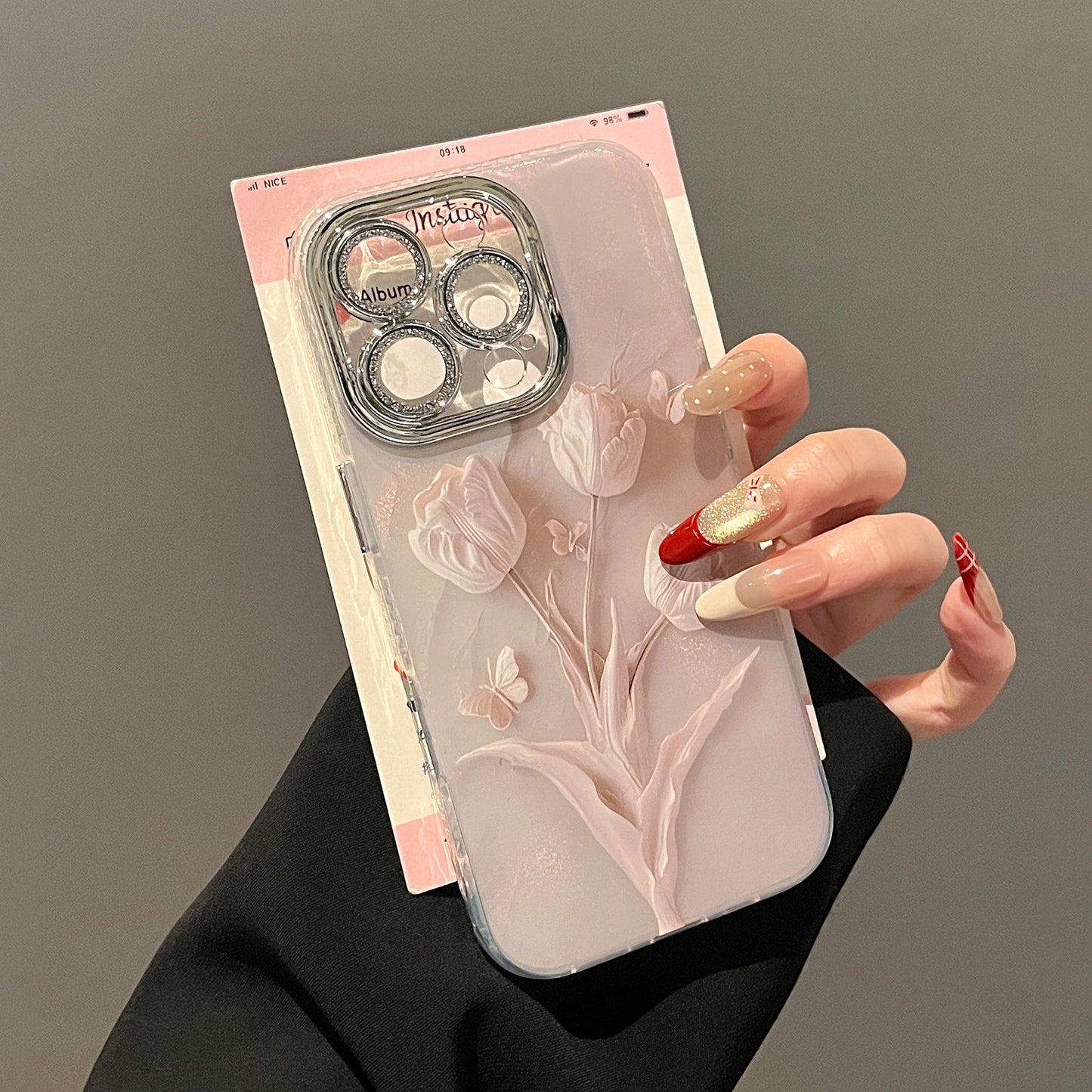 【グッズ】iPhone 16 Pro Max / 15 Pro / 14 PM / 13 / 12 / 11 PM 用 春新作 淡いピンク クリームカラー チューリップ 全面保護 レンズカバー付き 高級感 小众 レディース ストラップ付き