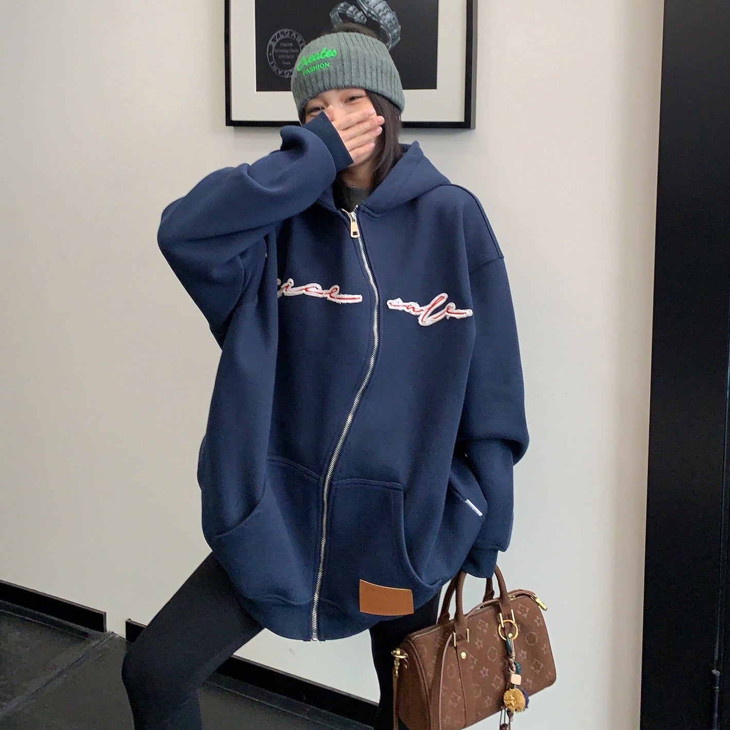 アウター】斜めファスナー パッチ刺繍 フード付き ジャケット 【FC