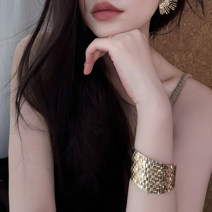 【グッズ】ワイドメタルジオメトリックバングル オープンデザイン 高級感アームアクセ