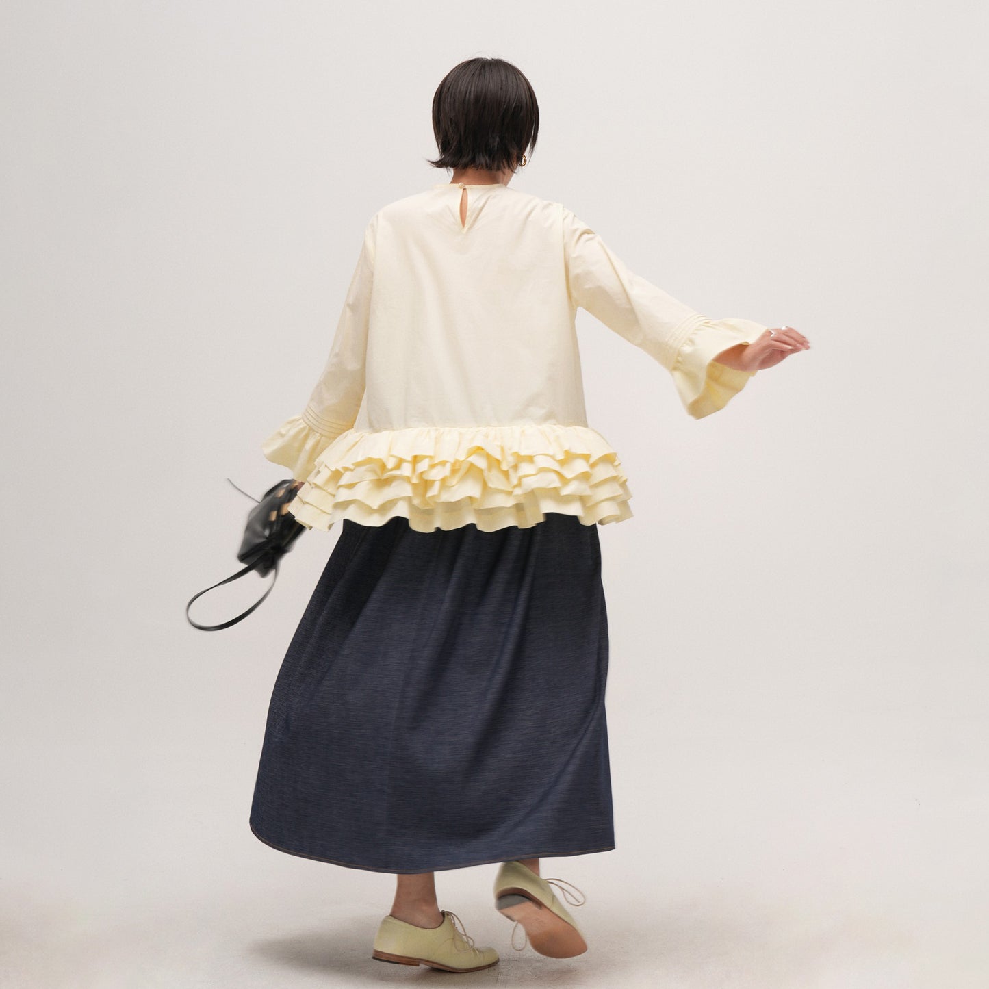 【トップス】無地 フリル ブラウス シャツ レディース ゆったり 体型カバー 大きいサイズ ミディアム丈 長袖 シャツ デザイン感 トップス【JZシリーズ】