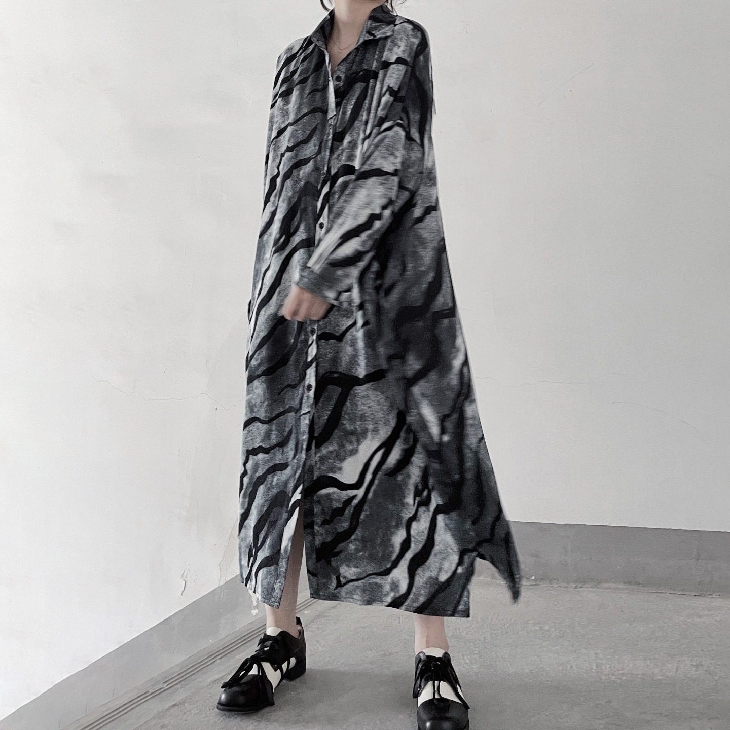 【ワンピース】水墨調 ぼかし柄 冷淡モード ゆったり 長袖 シャツワンピース 細見え【SHシリーズ】