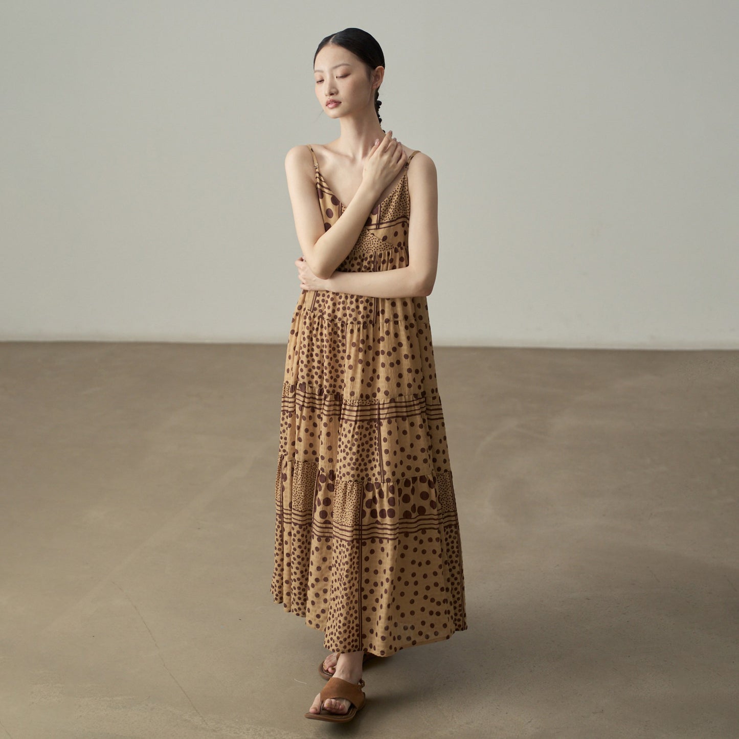 【ワンピース】ワンピース レディース ドット柄 キャミワンピース ティアード ロング丈 ノースリーブ ゆったり リゾート風【JZシリーズ】【10～15日内発送】
