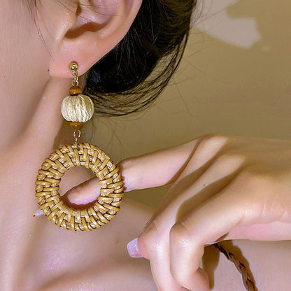 【🎁 B2G1｜先行スタート！】【グッズ】高級感 海辺バカンス ストロー編みピアス ノンホールクリップタイプ イヤリング