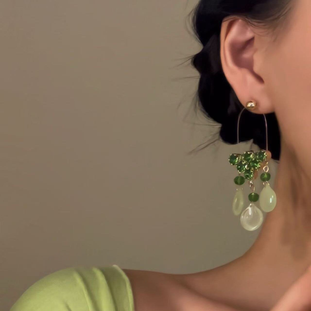 【グッズ】🍃「グリーンリーフトレイル」新作 レディース グリーンタッセルピアス 上品見え デザイン感 リゾート風 おしゃれアクセサリー