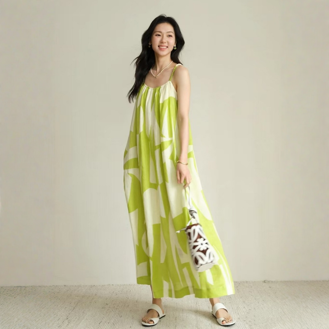 【ワンピース】タイの海辺 リゾート風 グリーン プリント 肌を明るく見せる キャミソール ワンピース 【SHシリーズ】