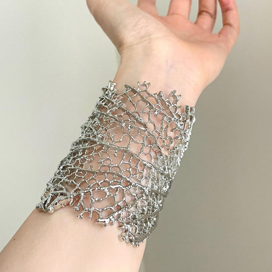 【グッズ】アートデザインバングル レディース 透かし模様 大ぶり 個性派アクセサリー