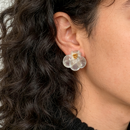 【グッズ】【💎ミストフラワー】ハンドメイド 天然ホワイトクリスタル 天然シェル フレンチロマンティック ピアス / イヤリング 【JZシリーズ】