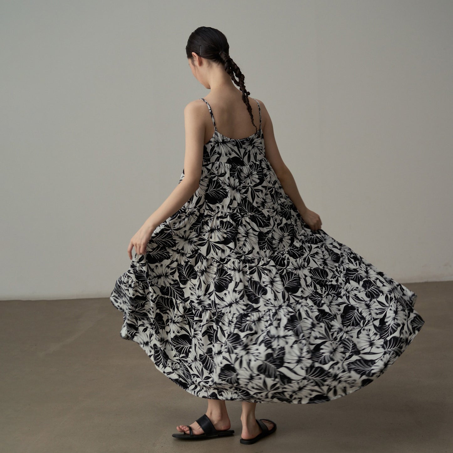 【ワンピース】フレンチシックなモノクロ花柄ワンピース ノースリーブ ゆる可愛スリム見えデザイン【SHシリーズ】