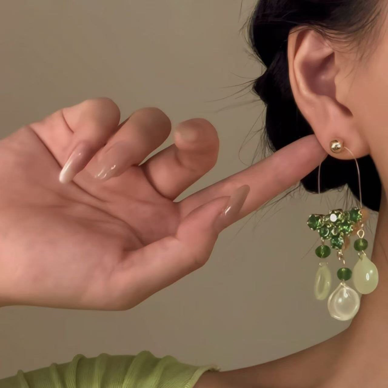 【グッズ】🍃「グリーンリーフトレイル」新作 レディース グリーンタッセルピアス 上品見え デザイン感 リゾート風 おしゃれアクセサリー