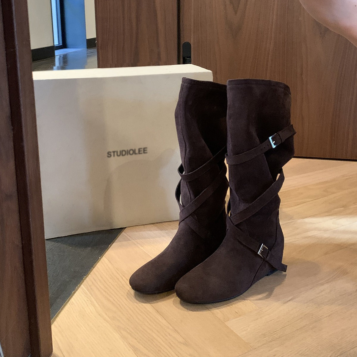 【シューズ】🖤6cmスタイルアップ！柔らかくて履きやすい✨韓国風ベルト付きミドルブーツ レディース 秋冬新作