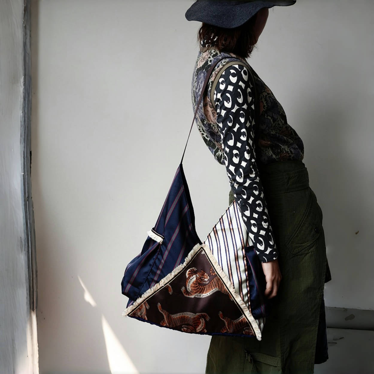 【バッグ】春 秋 夏 冬 ネオ中華風 大容量 斜めがけバッグ  【SHシリーズ】