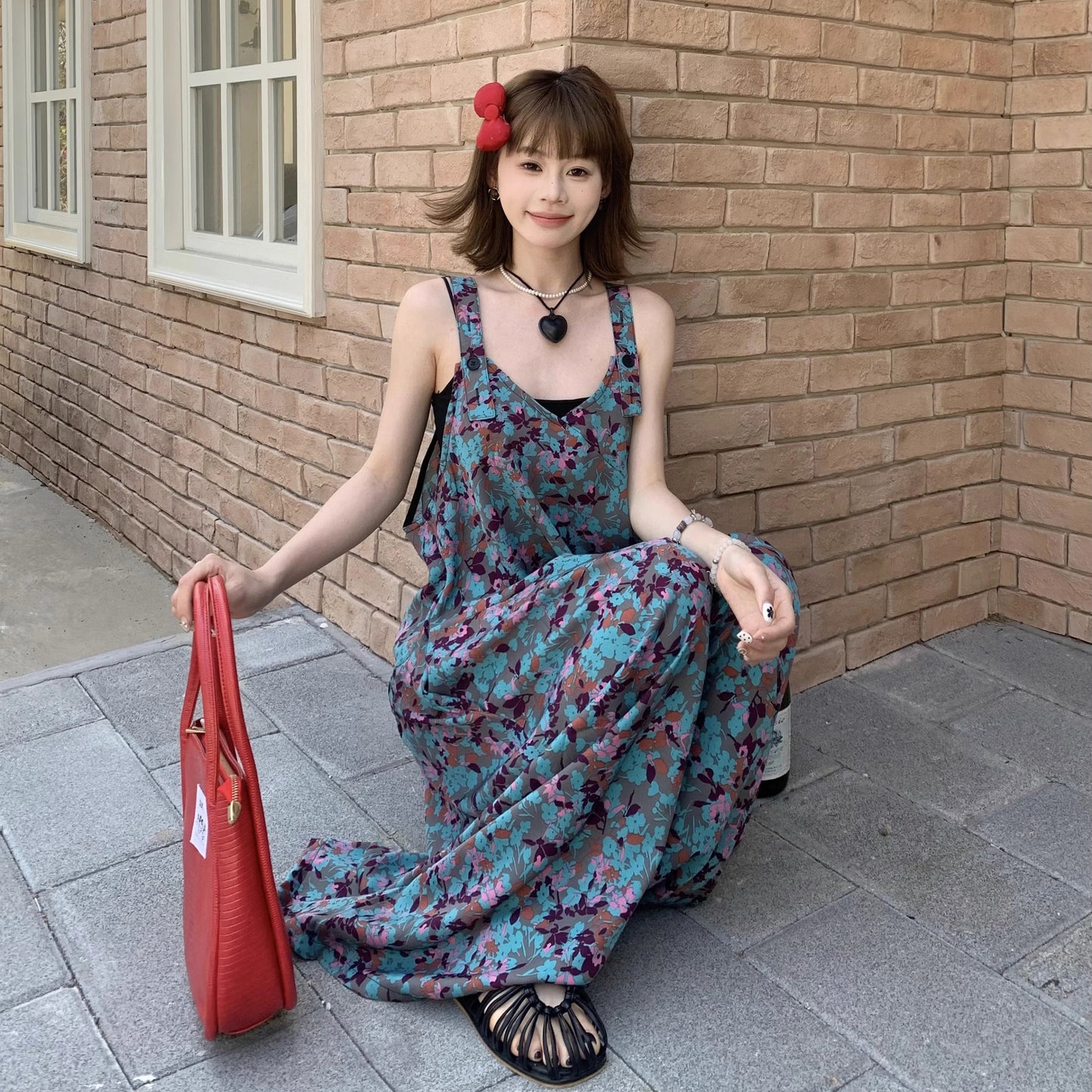 【ボトムス】夏新作 アートな雰囲気漂う Vネック 清涼感たっぷり ブルーフラワー柄サロペット オールインワン【SHシリーズ】