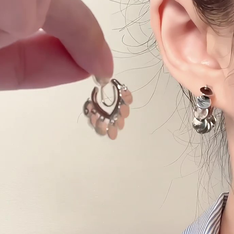 【🎁 B2G1｜先行スタート！】【グッズ】クールなピアス シルバーフリンジイヤリング ノンホール＆ミニマル韓国風デザイン
