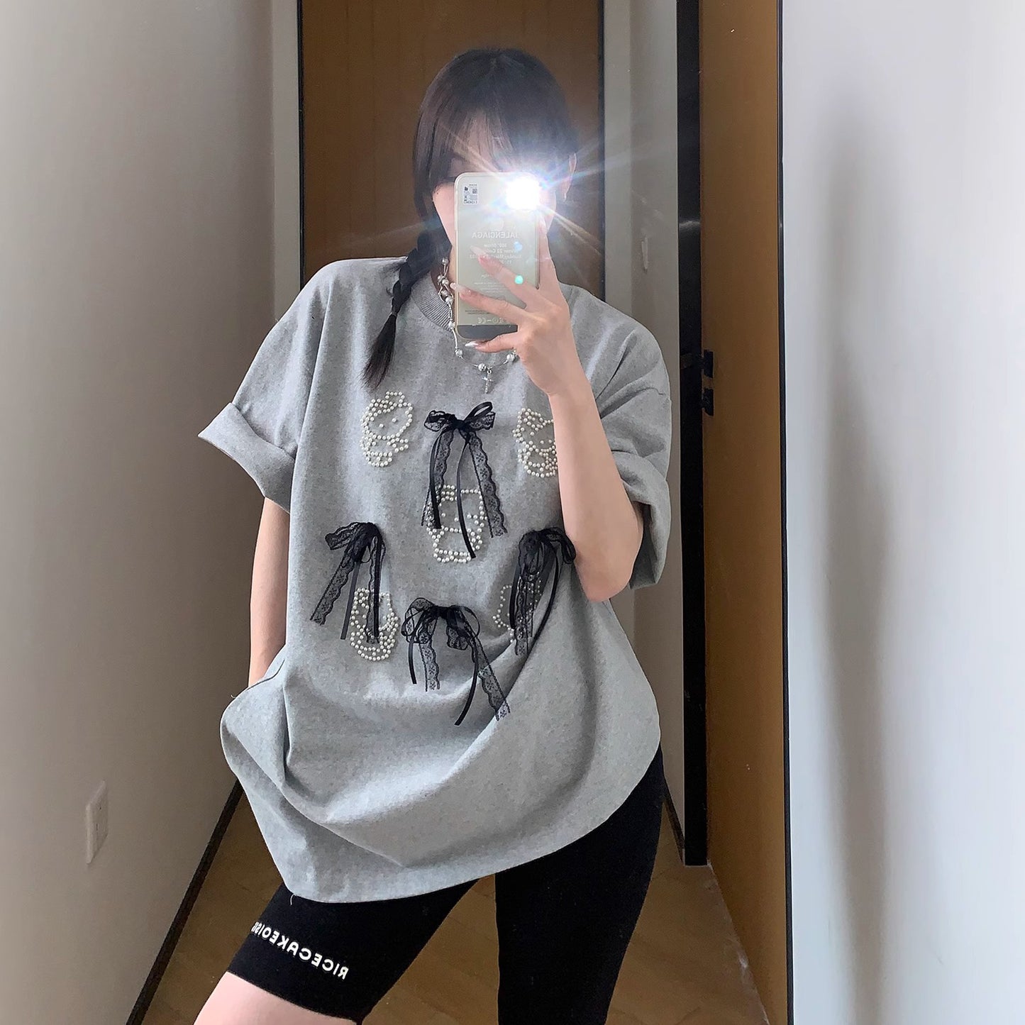 【トップス】【10～15日内発送】夏新作 個性派デザイン レースリボン＆パール付き 綿100％ 半袖Tシャツ【FCシリーズ】