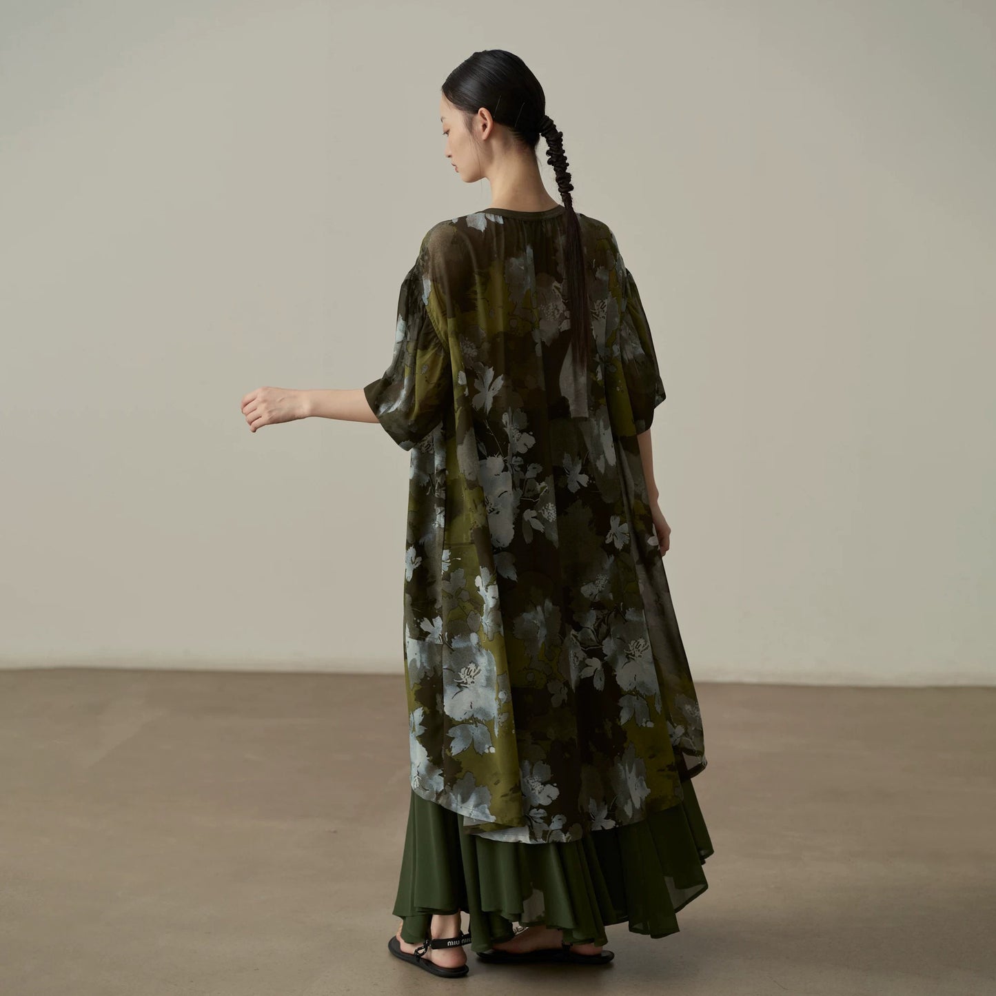 【トップス】シャツ レディース 水墨花柄 シフォン ロングシャツ 長袖 UVカット 羽織り ゆったり【JZシリーズ】【SHシリーズ】【10～15日内発送】