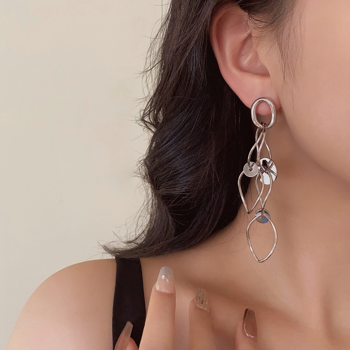 【🎁 B2G1｜先行スタート！】【グッズ】フレンチレトロ透かし彫りピアス/イヤリング 冷淡系で高見え 小顔効果抜群の個性派アクセ