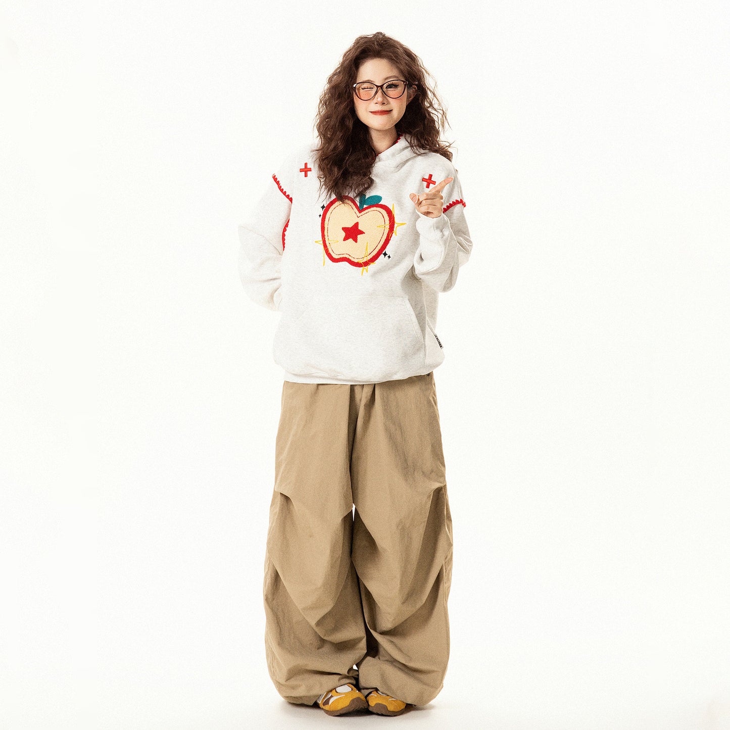 【トップス】ヴィンテージ調 りんごモチーフ刺繍 フードパーカー 秋 男女兼用 ゆったり カジュアル【FCシリーズ】