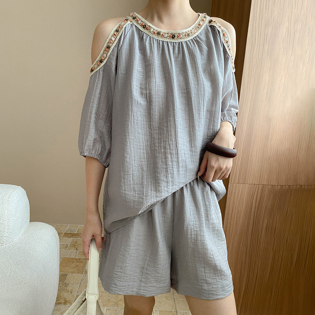 2点セット！【セットアップ】編み込みビーズ オフショルダーブラウス＋ワイドレッグショートパンツ 上下セット【JZシリーズ】