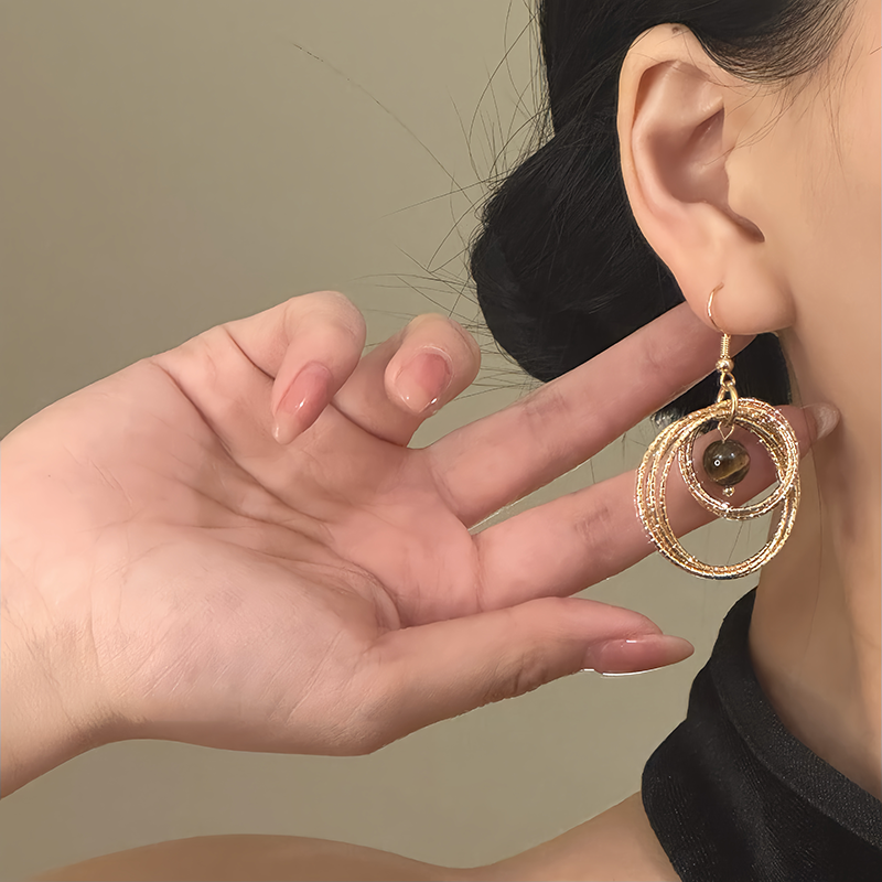【グッズ】ヴィンテージ風ゴールドピアス 個性的な天然石風デザイン