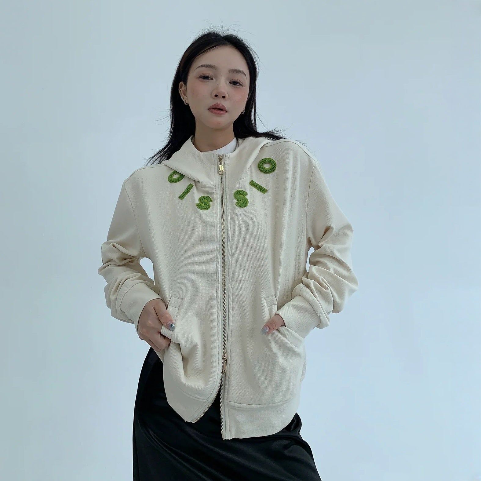 アウター】春 秋 冬 タオル刺繍 ショート丈 フード付き パーカー