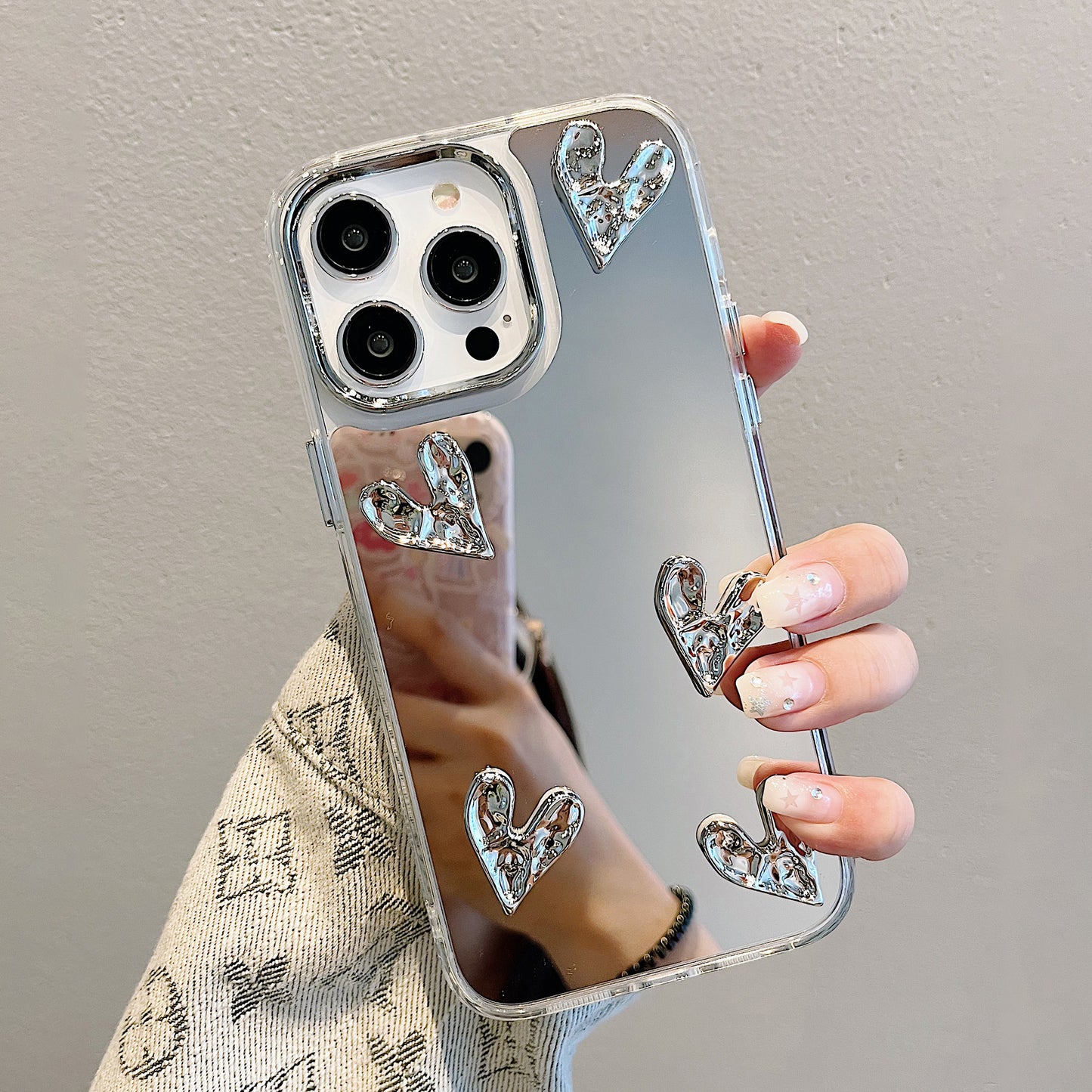 【グッズ】iPhone 15 Pro Max / 16 Pro / 14 / 13 Pro / 12 / 11 用 高級感 インスタ風 メッキ加工 シワ加工 立体ハート 気質レディース ブレスレット風 ミラーケース スマホカバー