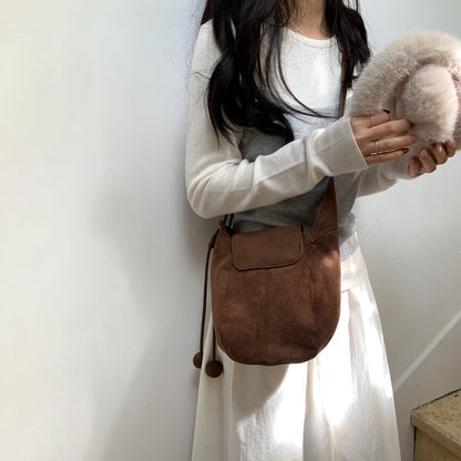 【バッグ】スエード調 ハンドバッグ ファーチャーム付き シンプル 高級感 ショルダーバッグ