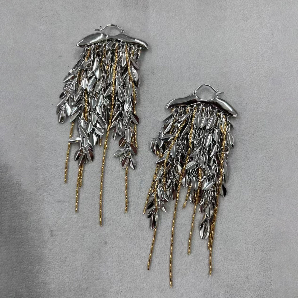 【グッズ】フリンジリーフ 大ぶりイヤリング レディース 個性派 小众デザイン 高級感 おしゃれ ピアス