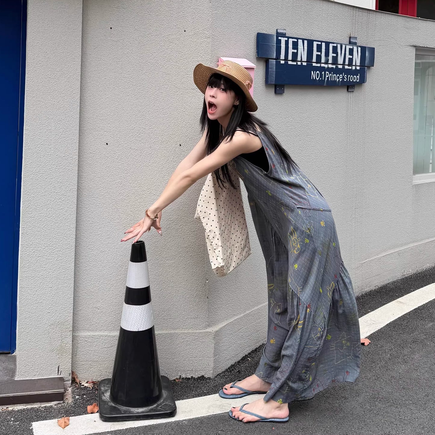 【ワンピース】猫プリント チェック柄 キャミワンピース レディース ノースリーブ 夏 ゆったり フレアロング丈 リネン風 人気 デザインワンピース【SHシリーズ】