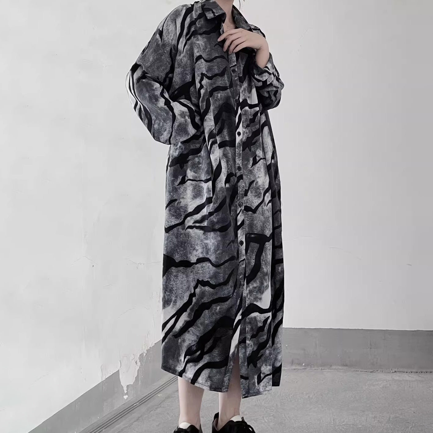 【ワンピース】水墨調 ぼかし柄 冷淡モード ゆったり 長袖 シャツワンピース 細見え【SHシリーズ】