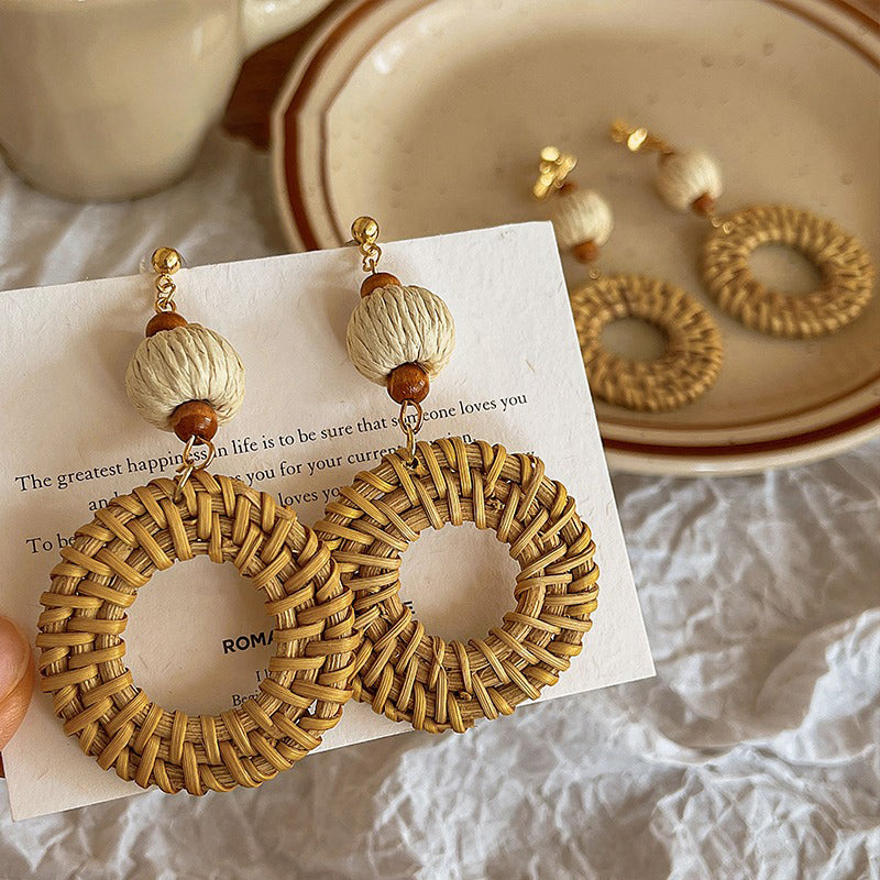 【🎁 B2G1｜先行スタート！】【グッズ】高級感 海辺バカンス ストロー編みピアス ノンホールクリップタイプ イヤリング