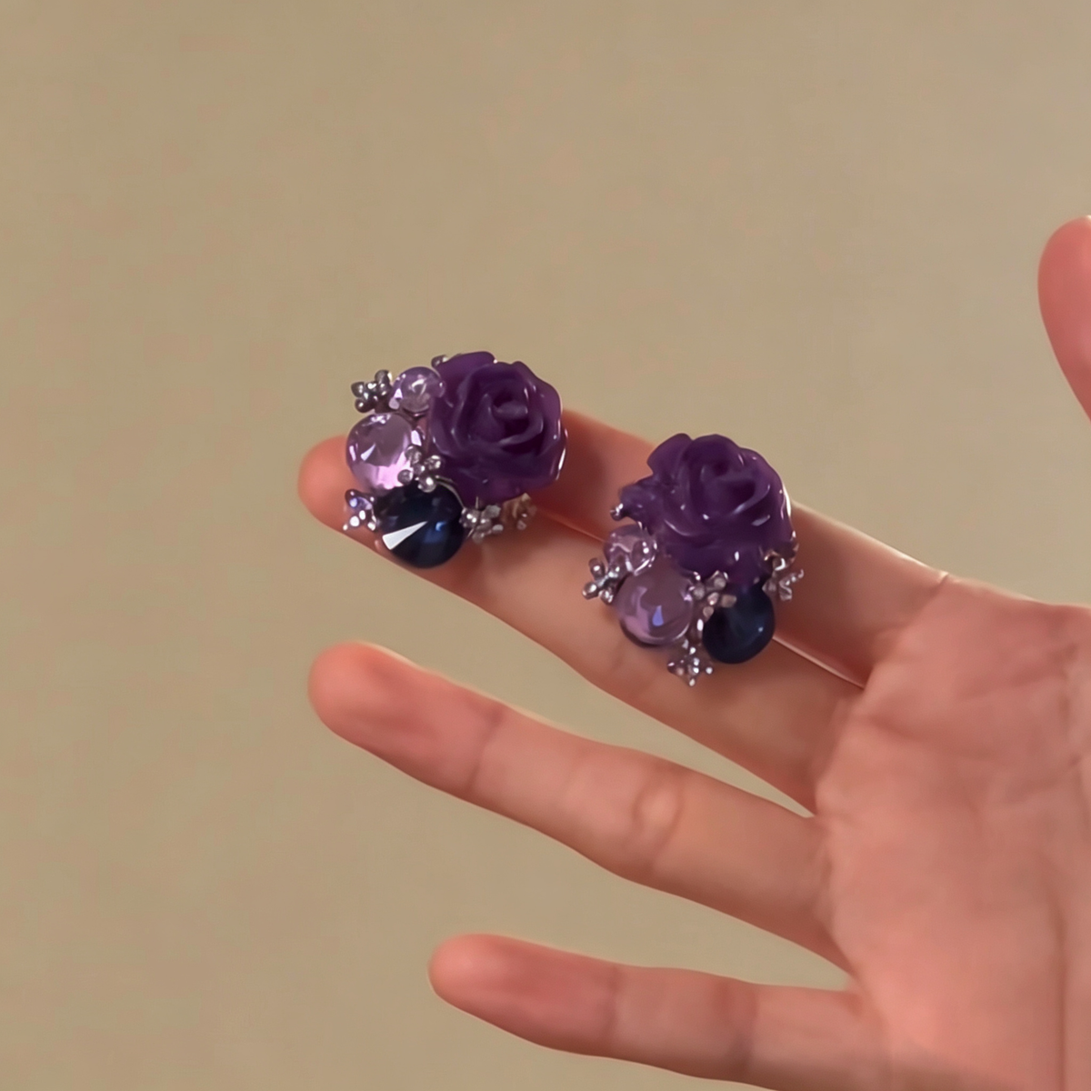 【グッズ】華やかフラワーピアス レディース パープル 花モチーフ 個性的 大人っぽい 韓国風