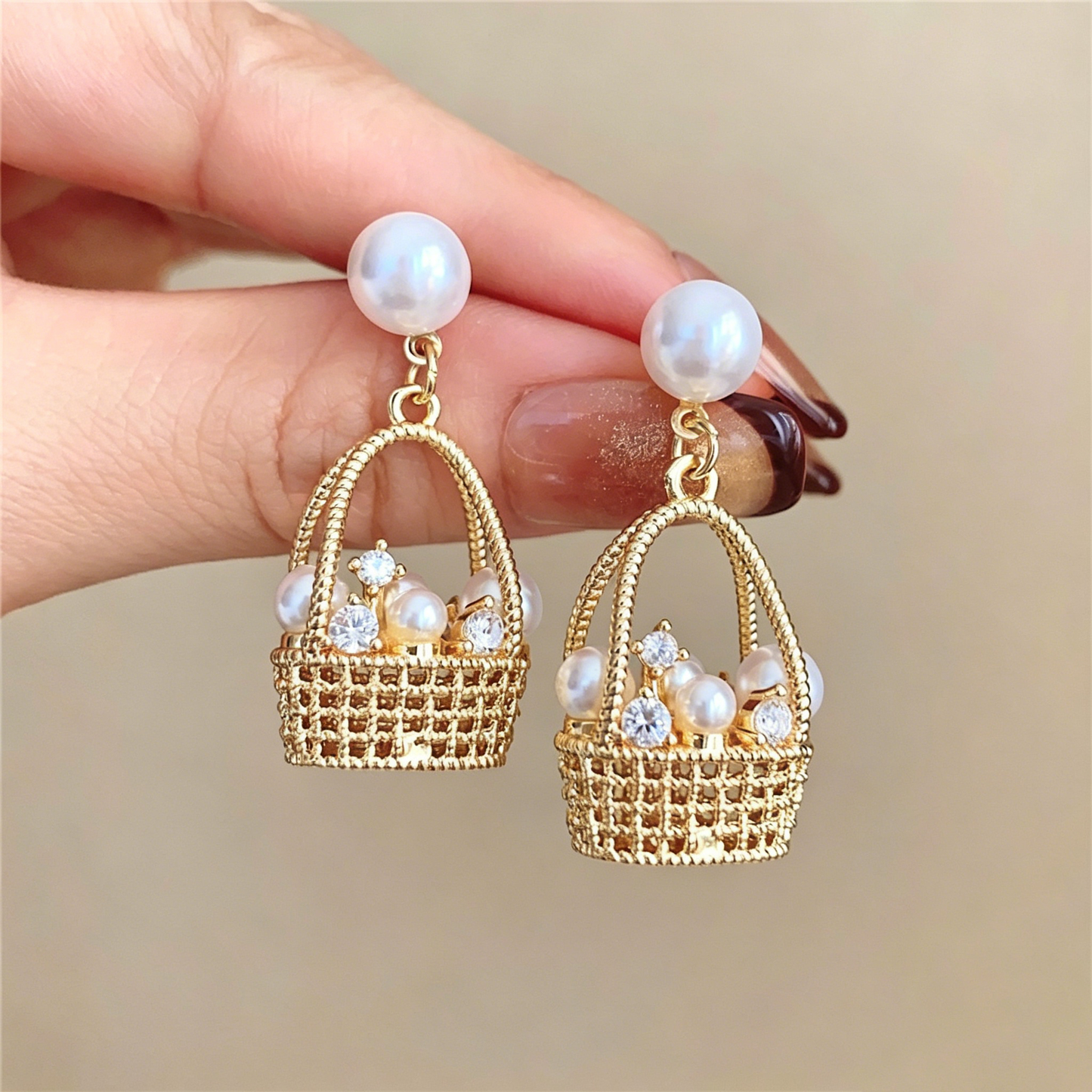 【グッズ】パール×ジルコン バスケットモチーフ ピアス 上品軽奢デザイン 小ぶり高級感 揺れるフックピアス レディース おしゃれアクセサリー