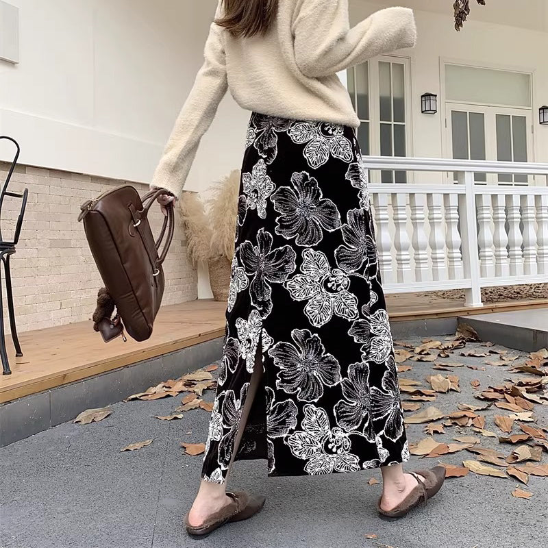 【ボトムス】刺繍＆ラメ入り 裏起毛 ベルベット タイトスカート 秋冬 後ろスリット 上品 ロング丈【SHシリーズ】