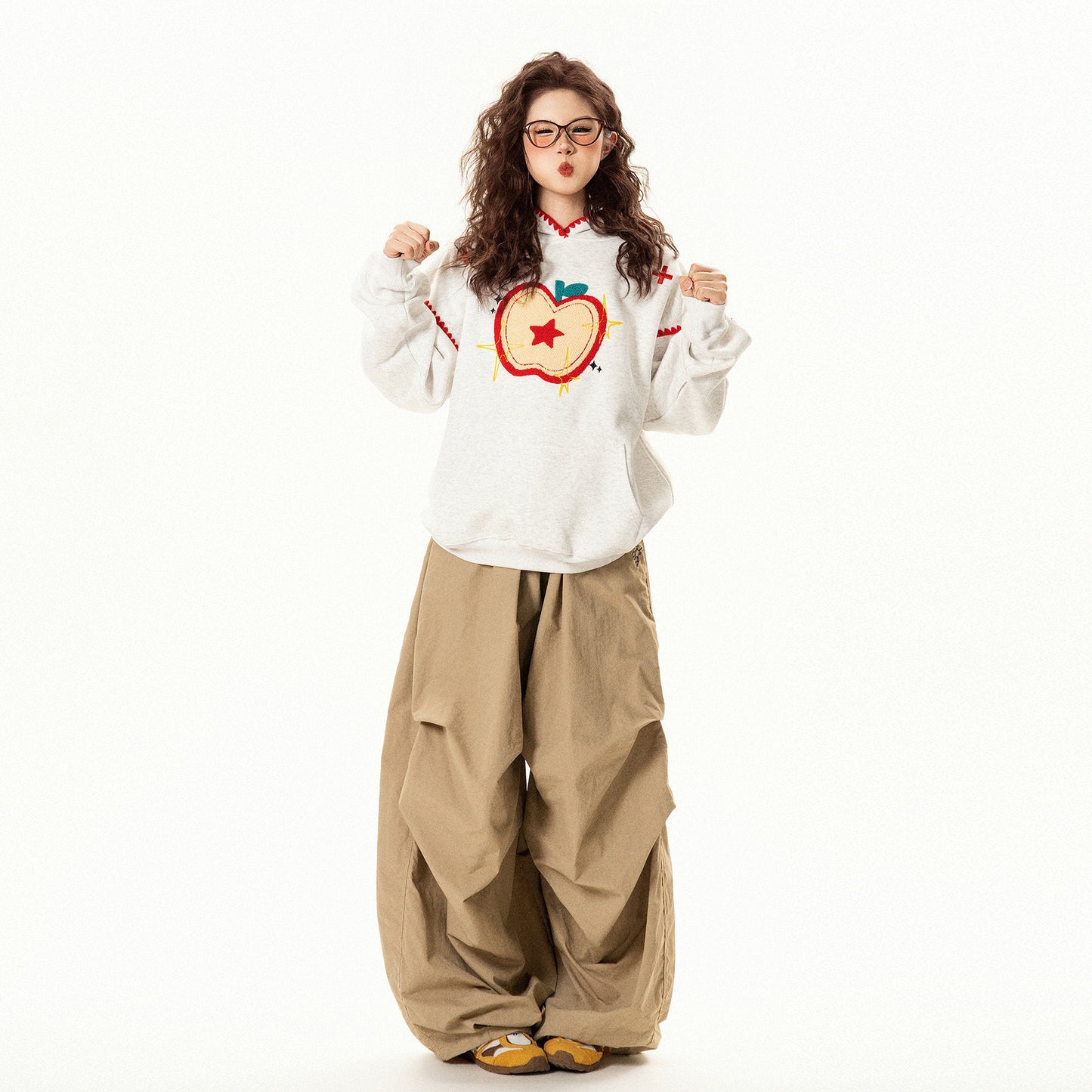 【トップス】ヴィンテージ調 りんごモチーフ刺繍 フードパーカー 秋 男女兼用 ゆったり カジュアル【FCシリーズ】