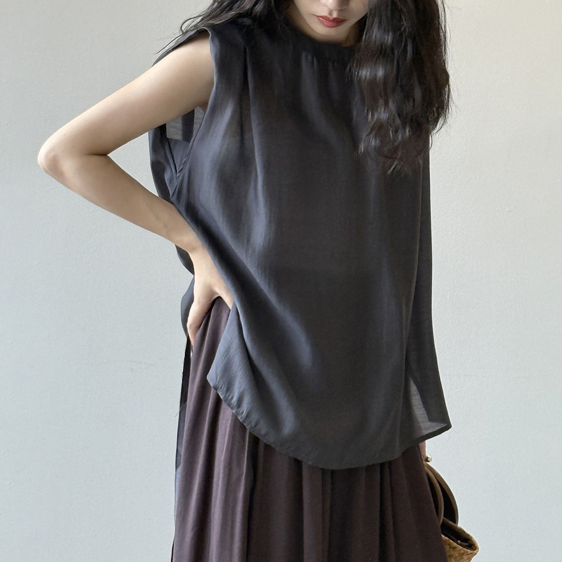 【トップス】夏 バックボタンデザイン ラウンドネック プルオーバー ノースリーブテンセルシャツ【JZシリーズ】