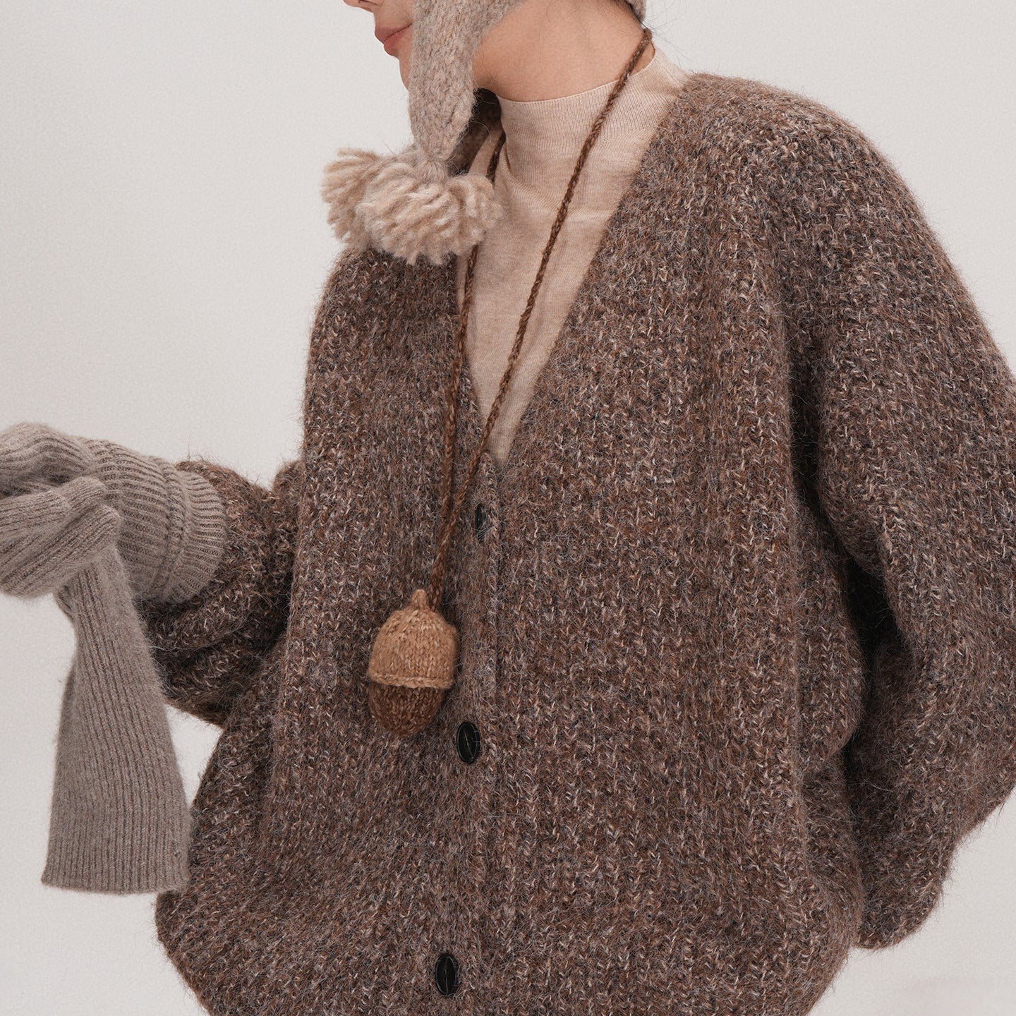 【アウター】秋らしいヘーゼルブラウンカラー♡ ミックス糸Vネックカーディガン ゆったりシルエットで大人可愛い雰囲気【JZシリーズ】【25~30日内発送】