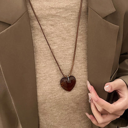 【🎁 B2G1｜先行スタート！】【グッズ】ロング丈 ブラウンハートペンダントネックレス レディース 秋冬 気質 高級感 ニットチェーン シンプルアクセサリー