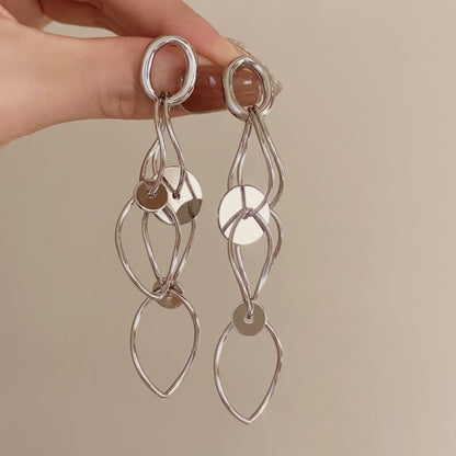 【🎁 B2G1｜先行スタート！】【グッズ】フレンチレトロ透かし彫りピアス/イヤリング 冷淡系で高見え 小顔効果抜群の個性派アクセ