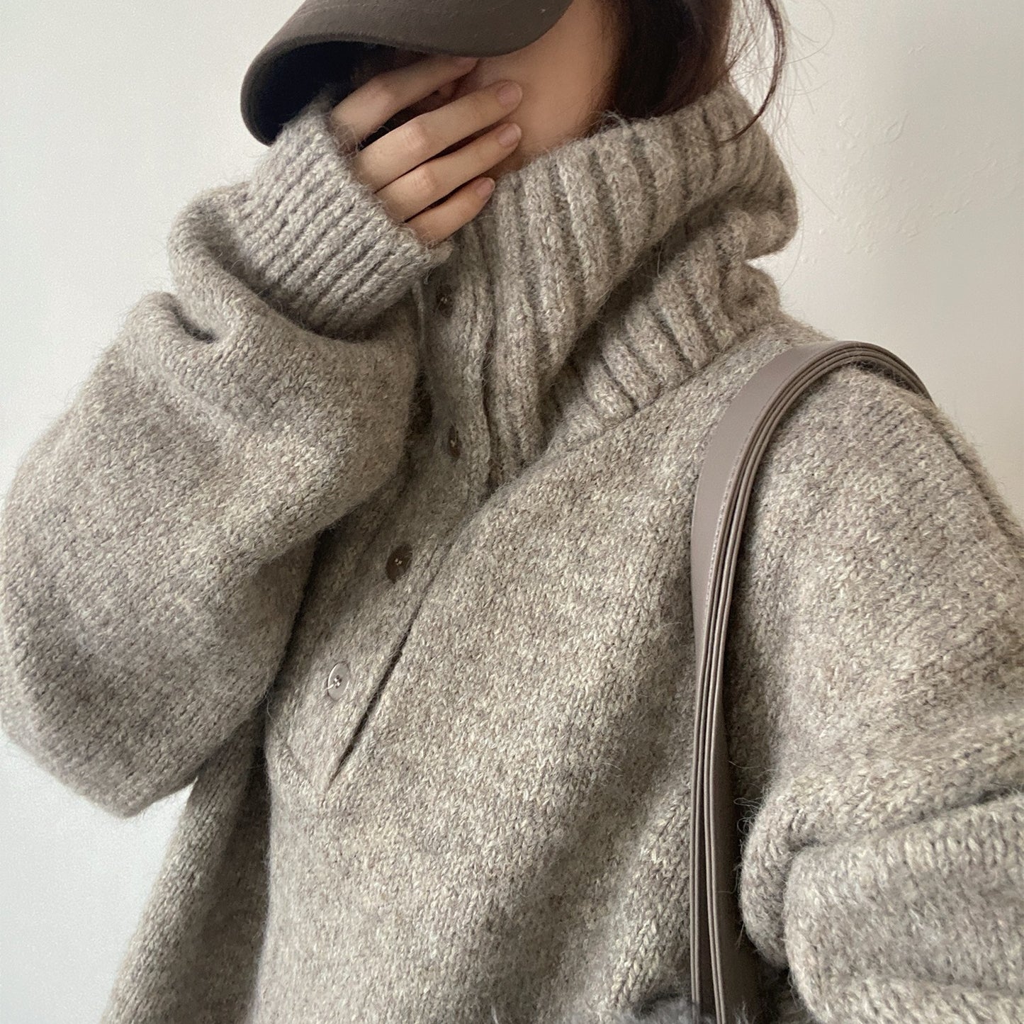 【トップス】ボタン装飾 ハイネック プルオーバ ニット セーター 【FCシリーズ】