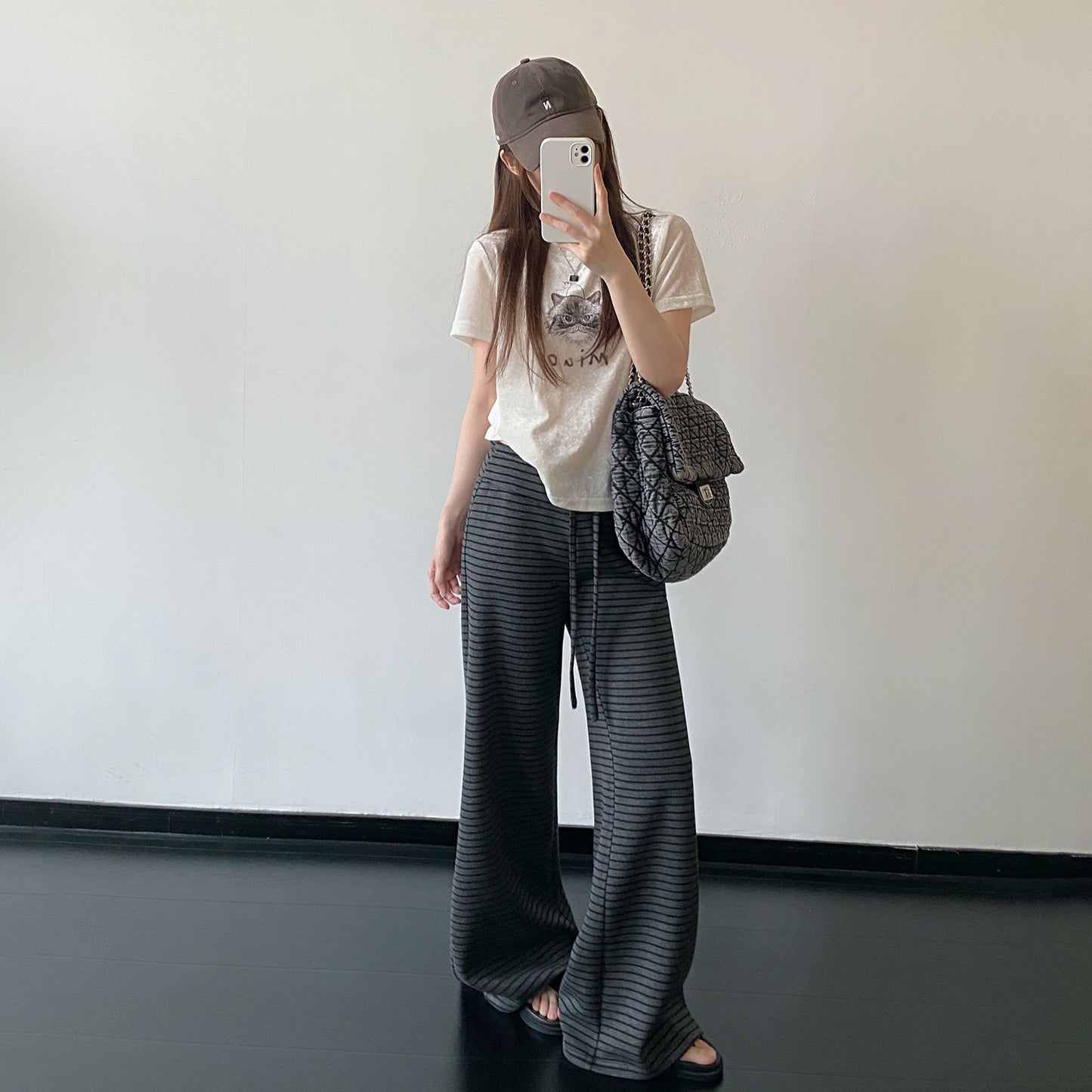 期間限定⭐️60%OFF【トップス】フロッキー混紡 Tシャツ レディース 夏 ハンドペイント 可愛いネコ柄 光沢感 クルーネック 半袖 ルーズフィット カジュアル 人気【FCシリーズ】