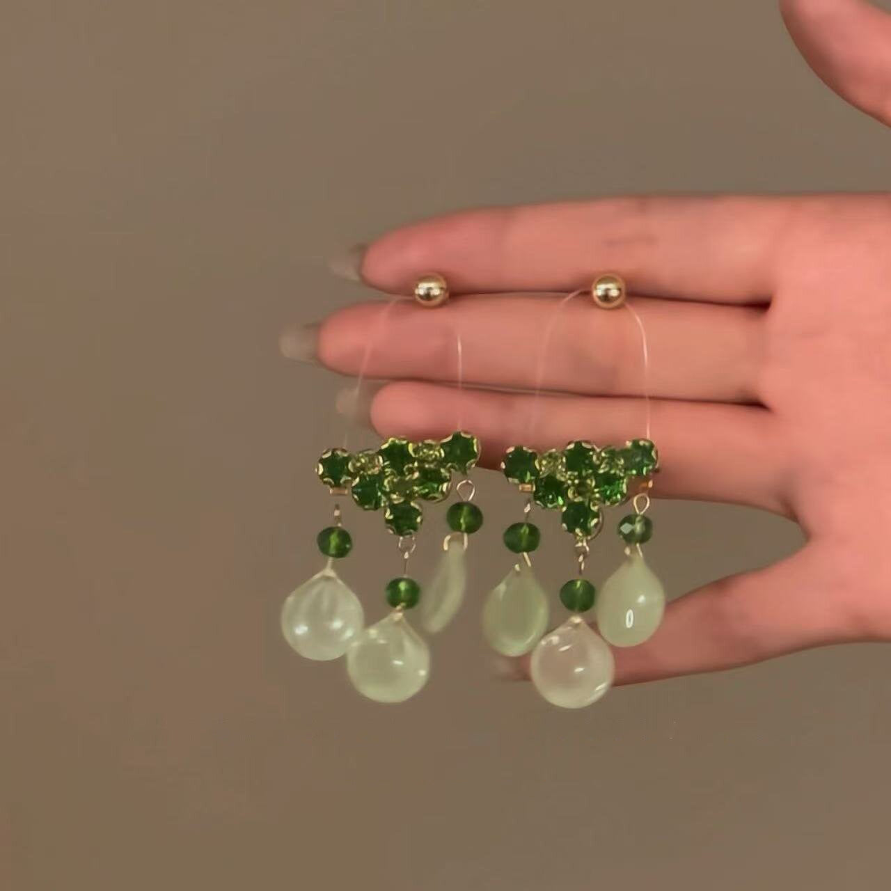 【グッズ】🍃「グリーンリーフトレイル」新作 レディース グリーンタッセルピアス 上品見え デザイン感 リゾート風 おしゃれアクセサリー