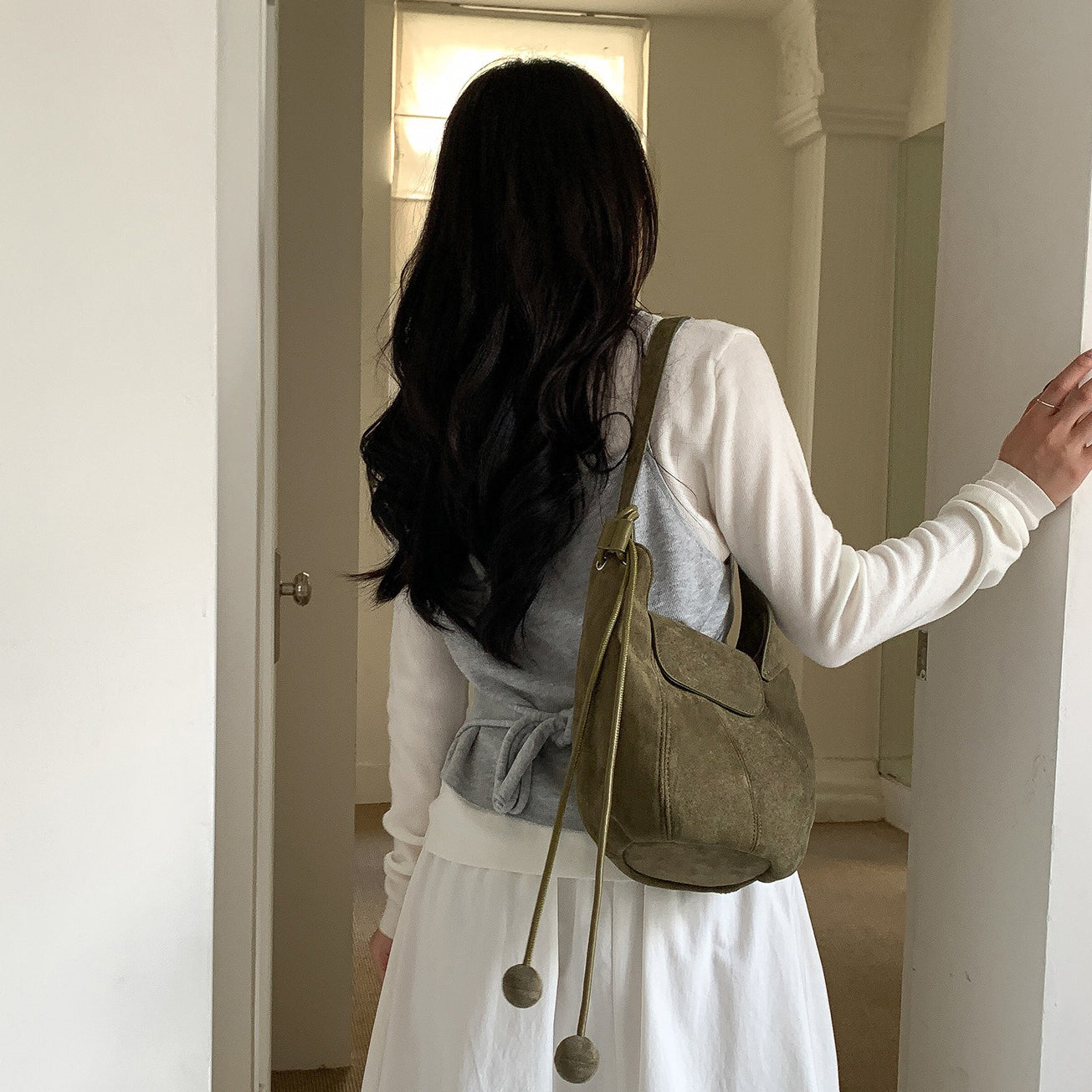 【バッグ】スエード調 ハンドバッグ ファーチャーム付き シンプル 高級感 ショルダーバッグ