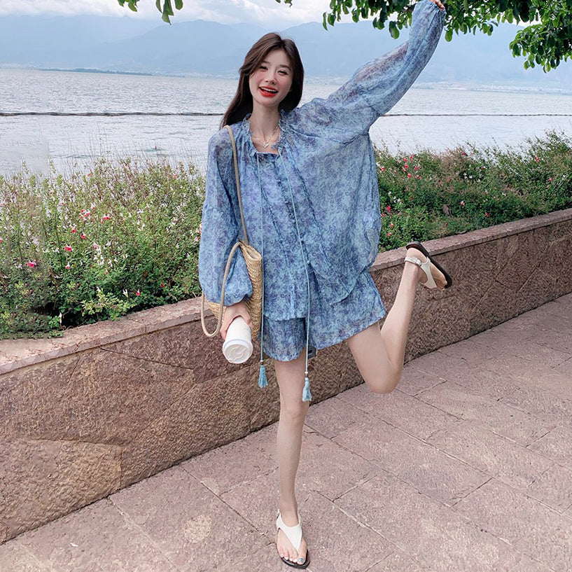 2点セット！【セットアップ】紫外線対策◎ ブルー系ぼかし花柄薄手長袖＋ショートパンツ 上下セット 夏のリゾートコーデにおすすめ【SHシリーズ】